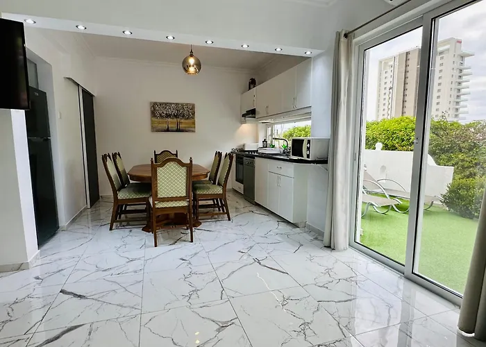 Complex House Near The Casa vacanze